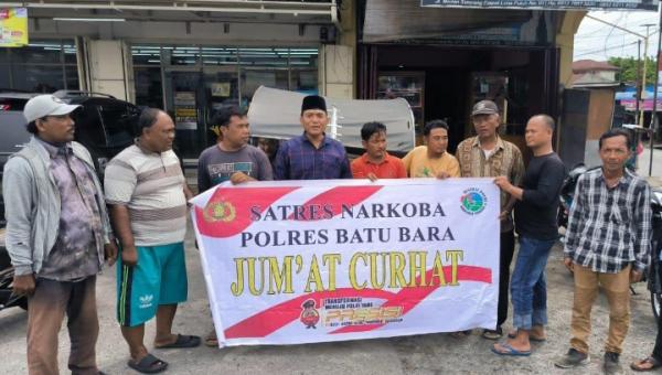 Satres Narkoba Polres Batu Bara Melakukan Jumat Curhat Sekaligus Memberikan Bantuan Kepada Masyaraka