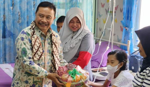 Pj Bupati Garut Sapa Anak-Anak Thalasemia di Rumah Sakit TK IV Guntur