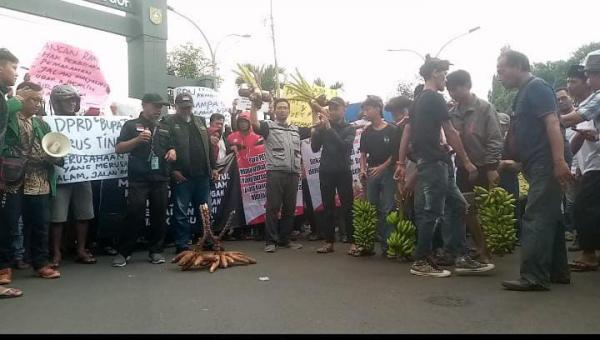 Lahan Garapan Dikuasai Pengembang, Ratusan Warga Parung Datangi Bupati dan DPRD Kabupaten Bogor