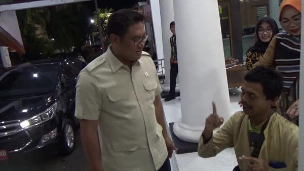 Wamentan Sudaryono Diberi Wejangan dan Doa Seorang Pemuda Disabilitas di Pendopo Kabupaten Grobogan