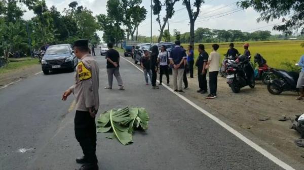 Gagal Menyalip, Pemotor di Ngawi Tewas Tersambar Innova