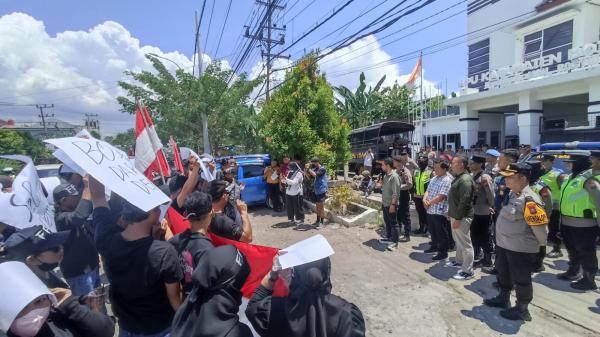 Belasan Warga Demo KPU Bojonegoro, Ini Tuntutannya