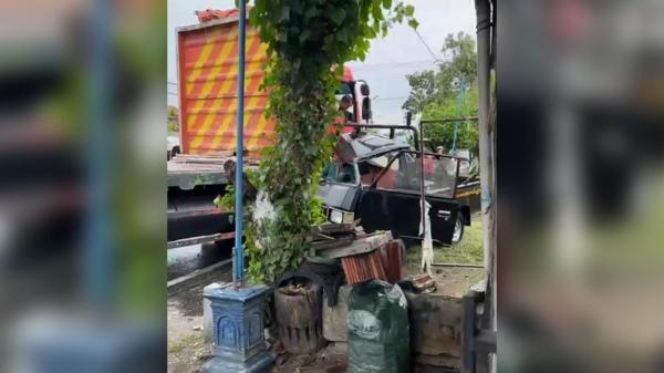 Kecelakaan Hari Ini, Truk Vs Pickup hingga Sopir Terjepit di Jalan Ponorogo-Solo