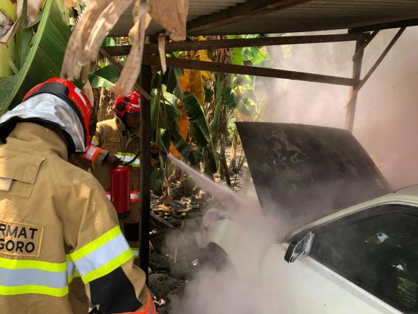 Mobil Terbakar Saat Parkir di Sekolah SD Negeri di Kecamatan Ngraho Bojonegoro