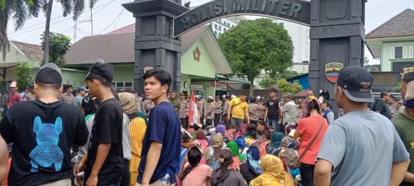 Warga Pancurbatu Tuntut Keadilan  di Depan Markas Pomdam I/BB Minta Proses Koptu M