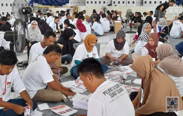 Dijaga Ketat Petugas, Begini Proses Sortir dan Pelipatan Surat Suara yang Ditargetkan Selesai 3 Hari