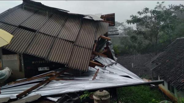 Hujan Disertai Angin Kencang Sebabkan 3 Rumah di Pakenjeng Rusak