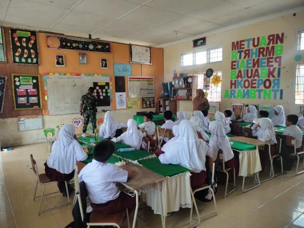 Prajurit Batalyon Infanteri 114 Satria Musara Dobrak Sekolah di Sekitar Satuan untuk Transfer Ilmu