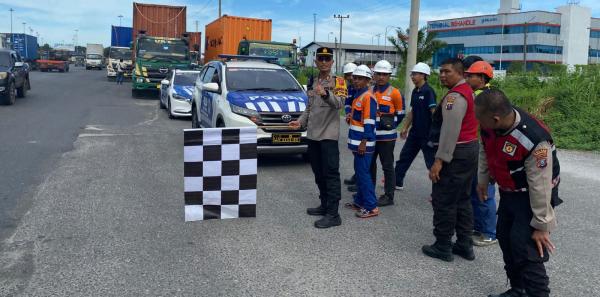 Polres Pelabuhan Belawan Lakukan Pelepasan Logistik Aqua Bike 2024 Danau Toba dari BICT