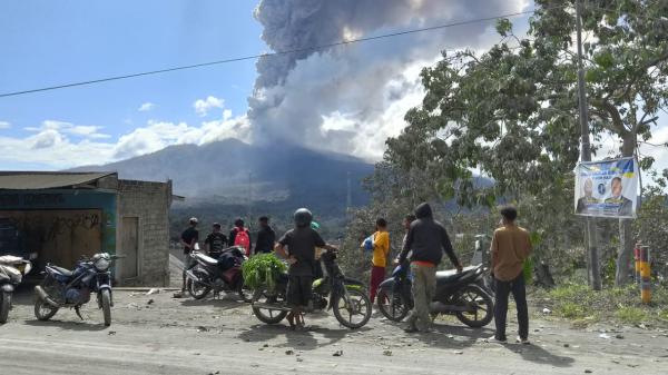 Gunung Lewotobi Laki-laki Kembali Mengamuk, Erupsi Dahsyat Hujan Batu dan Pasir Setinggi 4.000 Meter