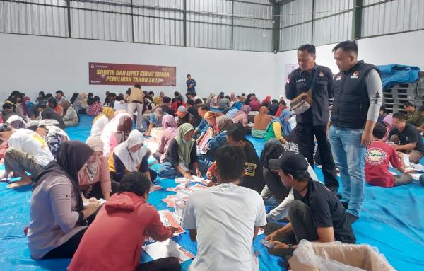 Bawaslu Kuningan Temukan Seratusan Lembar Surat Suara untuk Pilgub Jabar Rusak