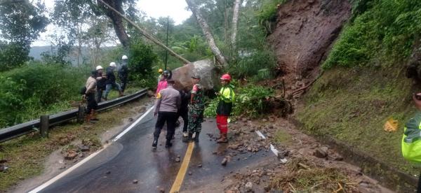 Tebing Bantaracap Setinggi 15 meter Longsor Tutupi Jalan Nasional, Arus Lalin Bandung-Cianjur Lumpuh