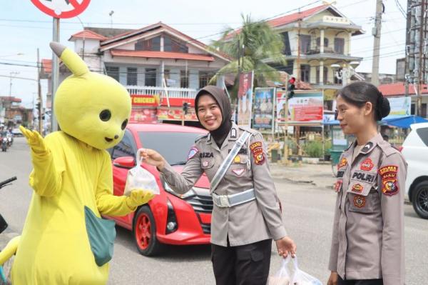 Polwan Cantik Ini Berbagi Peduli ke Sesama dan Sampaikan Pilkada Damai