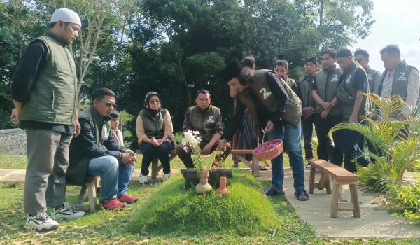 Hari Pahlawan, Relawan Ridhokan Pasti Amanah Ziarah ke Makam Mantan Bupati Kuningan