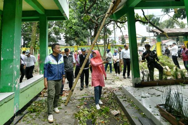 Bey  Tinjau Dampak Hujan Ekstrem di Cimahi, Kertas Suara KPU Terkena Hujan