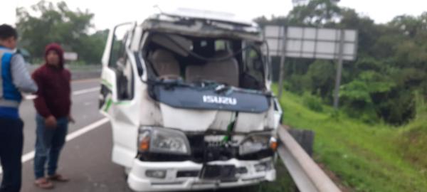 Sopir Ngantuk Bikin Elf Tabrak Kendaraan Lain di Tol Cipularang, 5 Orang Luka