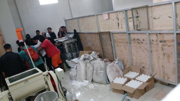 Ditresnarkoba Polda Jabar Gerebek Pabrik Pembuatan Obat Terlarang di Tasikmalaya