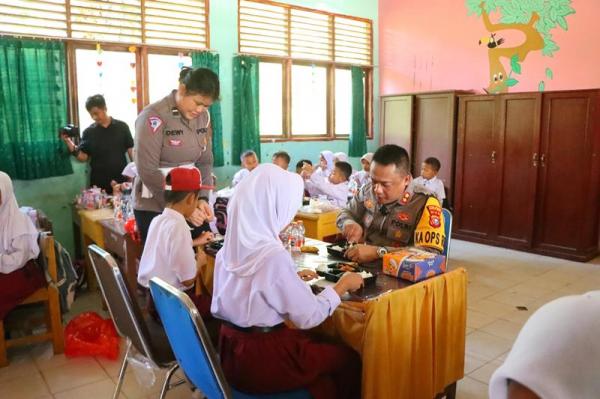 Dukung Asta Cita Presiden, Kapolres Rohil Gelar Makan Bergizi Bersama Siswa