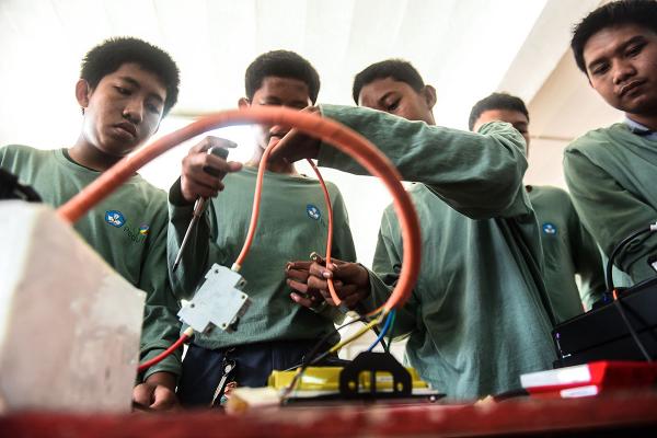 Potret Pelatihan Konversi Motor BBM Ke Motor Listrik TJSL PT. PLN Untuk Siswa SMK