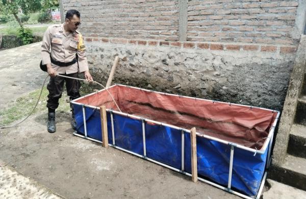 Manfaatkan Pekarangan Rumah, Babinkamtibmas Bimbing Warga Budidaya Ikan Lele  Media Terpal