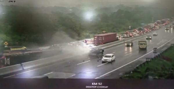 Viral Video Rekaman CCTV Detik-detik Mengerikan Kecelakaan Beruntun di Tol Purbaleunyi