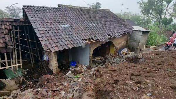 Dampak Hujan Deras, Talut Pagar Pekarangan Longsor Menimpa Rumah dan Menutup Akses Jalan Desa