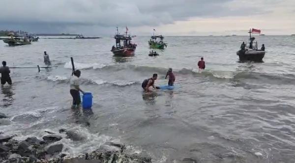 Dermaga Ambruk, Nelayan Pandeglang Bertaruh Nyawa Terjun ke Laut Demi Bawa Hasil Tangkapan ke Darat