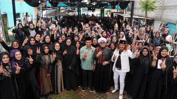 Tangis Haru Emak-emak Doakan Kang DS Terpilih di Periode Kedua