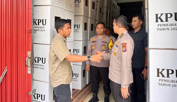 Jelang Pencoblosan, Kapolres Dampingi Kabid Kum Polda Riau Cek Gudang Logistik KPU Kuansing