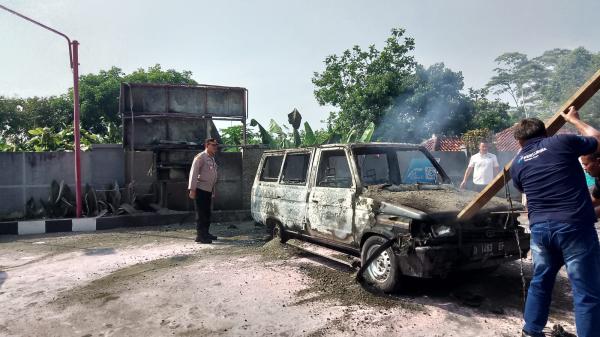 Mobil Kijang Hangus Terbakar di SPBU Tasikmalaya, Polisi Lakukan Penyelidikan