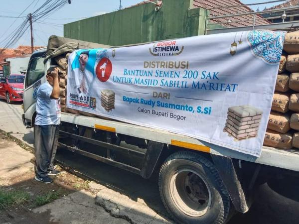 Sapa Warga Pabuaran Cibinong, Cabup Rudy Susmanto Bantu 400 zak Semen dan 2 Truk Molen Betonisasi