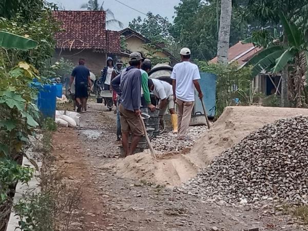 Pembangunan Rabat Beton di Pekon Tulung Agung