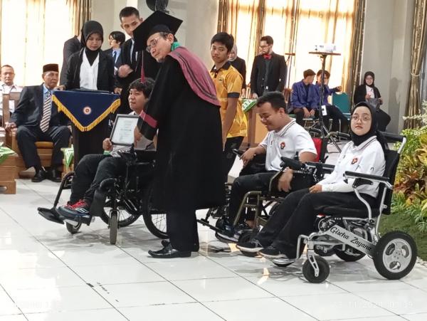 UMUKA Wisuda 81 Mahasiswa, Termasuk Atlet Paralympic di Paris dan Pepernas