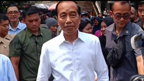 Jokowi Rela Berpanas Ria Dampingi Respati Astrid Bkusukan ke Pasar Klitikan Notomiharjo Solo