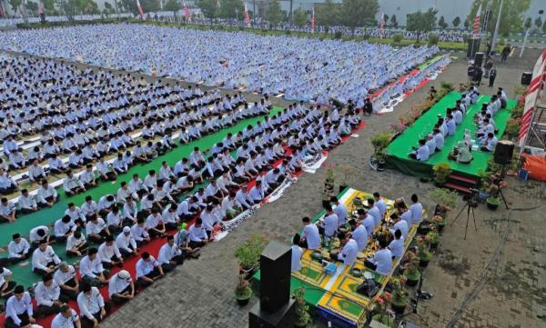 Pastikan Tidak Ada PHK, Karyawan Sritex Istighosah Akbar Bareng Wamenaker