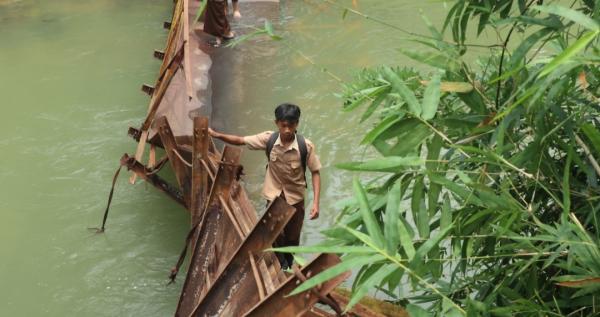 Jembatan Gantung Ambruk, Warga dan Pelajar  di Lebak Bertaruh Nyawa Seberangi Sungai