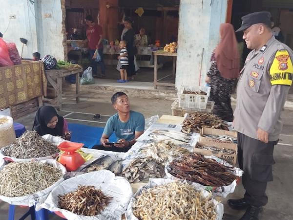 Polsek Rambah Gelar Sambang di Pasar GOR Desa Koto Tinggi, Pantau Ketersediaan Sembako