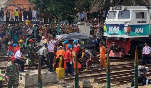 Bila Mobil Tiba-Tiba Mogok di Rel Kereta, Jangan Panik Lakukan Hal Ini