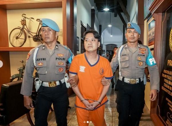 Penampakan Ivan Sugianto Pakai Baju Tahanan dengan Tangan Diborgol dan Dikawal Ketat Provos