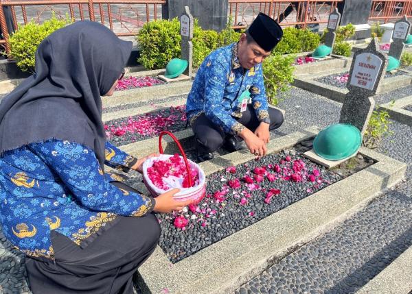 Kemenkumham Jateng Hadiri Upacara Ziarah dan Tabur Bunga Dalam Rangka Hari Korpri Ke 53 Tahun 2024