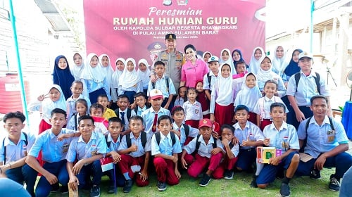 Kapolda dan Ketua Bhayangkari Sulbar Resmikan Hunian Guru, Bagikan Makanan Bergizi di Pulau Ambo