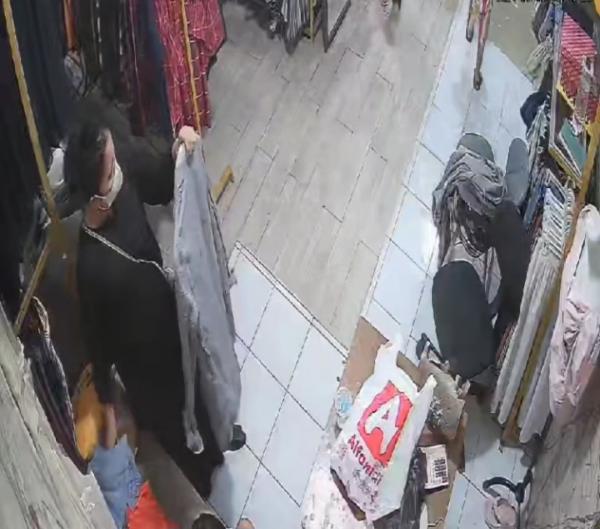 Aksi Viral Terekam CCTV, Emak - emak Curi Dompet Pemilik Toko?