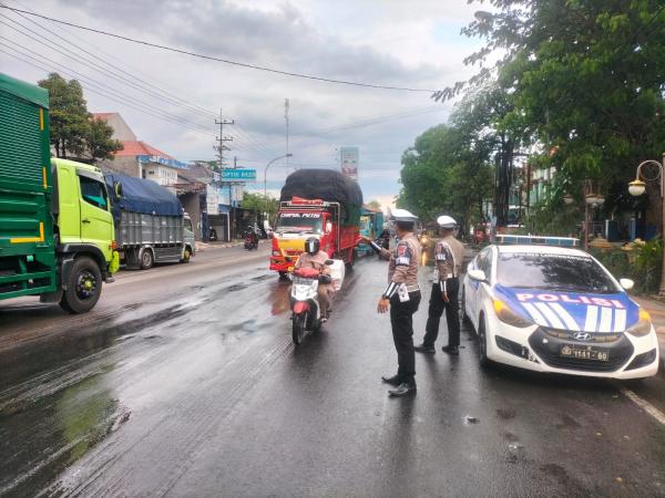 Satlantas Polres Lamongan Menindak Truk dan Kendaraan Terparkir di Jl. Pangsud