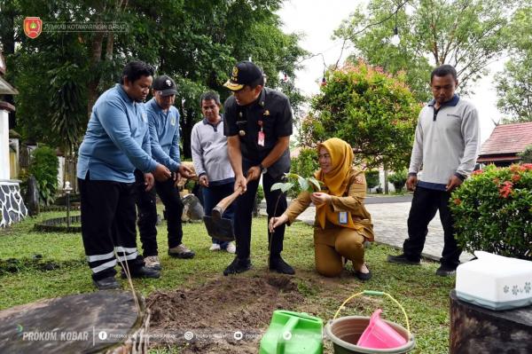 Pj Bupati Kobar Gelar Apel di DLH untuk Berikan Apresiasi Atas Prestasi Adipura