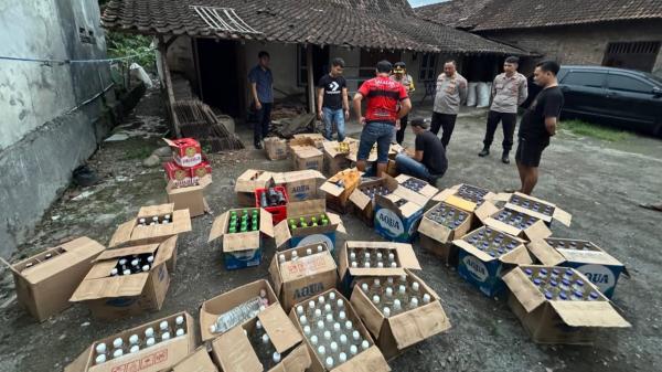 Polres Boyolali Sita Ribuan Botol Miras dari Tiga Lokasi Berbeda