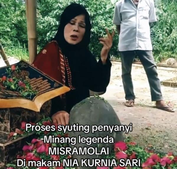 Viral Buat Video Klip di Makam Gadis Penjual Gorengan, Penyanyi Ini Bikin Netizen Makin Geram