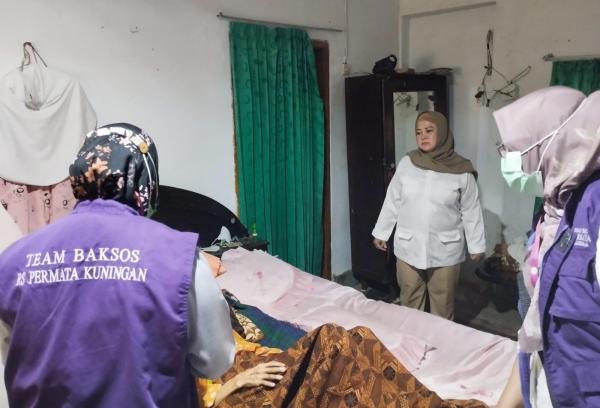 Bawa Tim Dokter ke Rumah Warga, Tina Bantu Periksa Kesehatan Lansia 100 Tahun