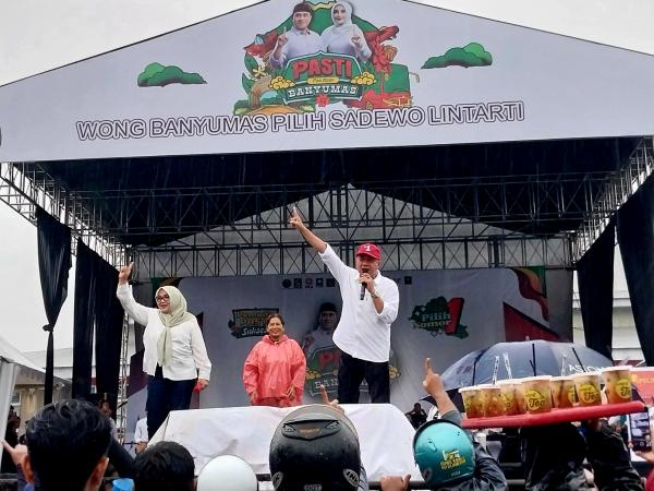 Kampanye Akbar Paslon Tunggal Pilkada Banyumas Sadewo-Lintarti Diisi Pasar Murah