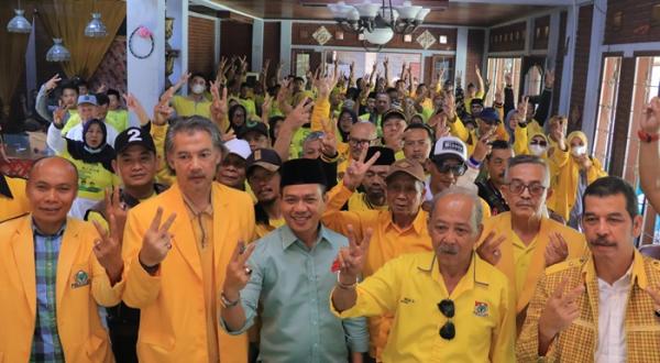 Ratusan Kader Golkar Pindah Haluan Dukung Dadang Supriatna-Ali Syakieb