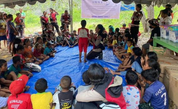 Polwan Polda NTT Bawa Senyum dan Harapan bagi Anak Pengungsi di Desa Pululera